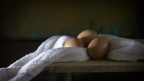 Dolly tiro de 3 huevos que se asemejan a una naturaleza muerta renacentista paiting — Vídeo de stock