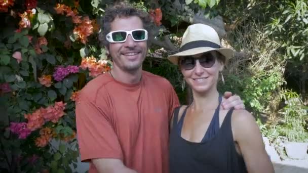 Attrayant couple d'âge moyen athlétique à l'extérieur dans le jardin - tenu à la main — Video