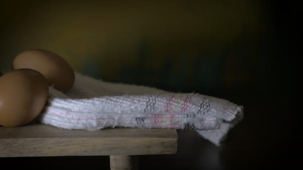 Tiro de boneca contínua de ovos em madeira & clothe que se assemelham a vida morta — Vídeo de Stock
