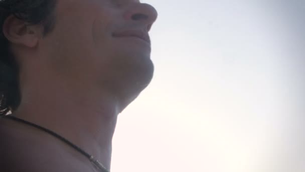 Detail ruční atraktivní muže s odlesky slunce, stojící v oceánu — Stock video