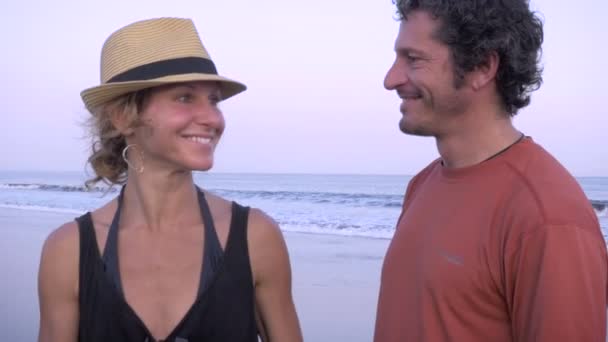 Um homem e uma mulher altos cinco e se divertir em uma praia — Vídeo de Stock
