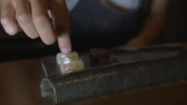 Bir Şef biraz acılı bir gurme tatlı veya şeker sprinkles