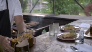 El atış bir emir meze Şef alan bir garsona