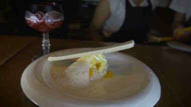 Dondurma veya sorbe ve bir gofret bir gurme tatlının üzerine itin