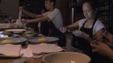 Bir montaj hattı pasta şefler tatlılar birlikte hazırlanıyor