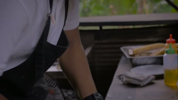 Panorama de un chef masculino preparando pan en una cocina y restaurante al aire libre — Vídeos de Stock