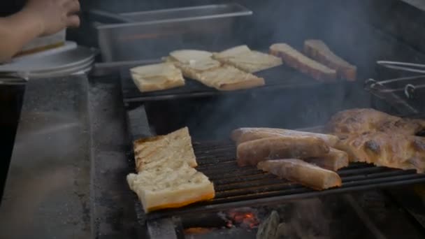 Una donna sous chef prepara antipasti di pane alla griglia su una fiamma aperta — Video Stock