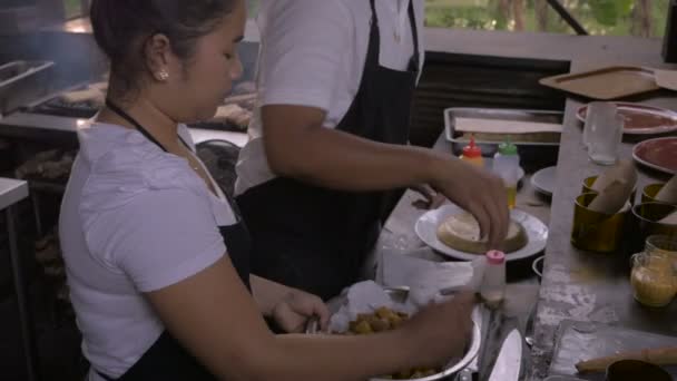 İki restoran aşçılar bir açık kontuarında yan yana yemek hazırlamak — Stok video