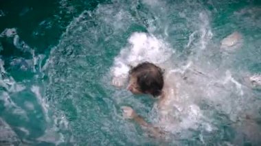 Yüzme Havuzu içinde yavaş bir adam ağır çekim havai çekim