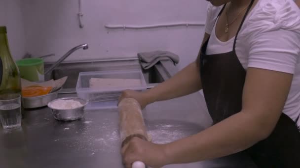 Naklonit nahoru záběr ženy kolejových těsto na stole z nerezavějící oceli — Stock video