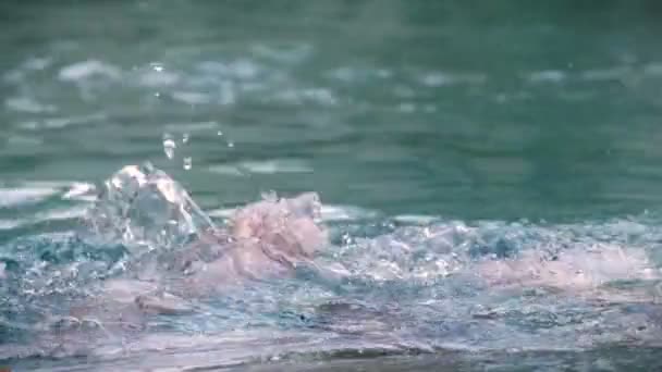 Slow motion Cu van een man die verdrinken in water - een zwembad, meer of Oceaan — Stockvideo