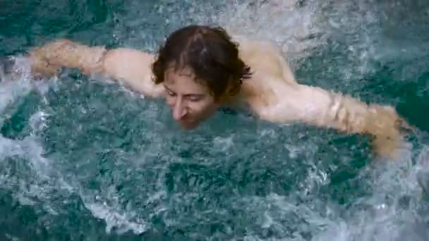 Slow motion overhead schot van een man die boven het water zwemmen — Stockvideo