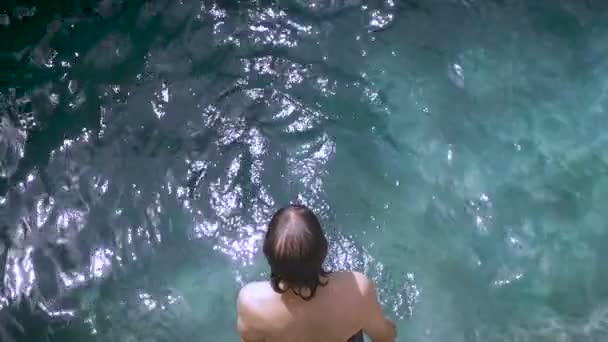 Slow motion záběrů z úvodní potápění dělová koule — Stock video