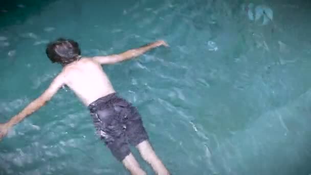 Grande poupée prise d'un corps flottant dans une piscine — Video