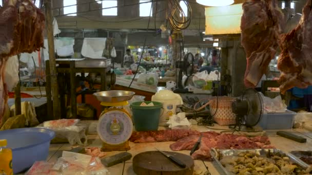 Pak nam, thailand - ca. januar 2016 - dolly shot von einem markt in thailand mit rohem fleisch im freien sitzen — Stockvideo