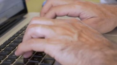 4k Push-içinde bir dizüstü bilgisayarda yazarak ve sonra bir bilgisayar fare için hareketli bir el