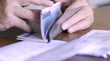 Bir yaşlanma kıdemli çek defterini dengeler