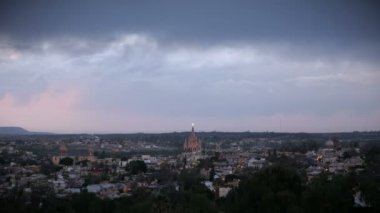 Zaman atlamalı günbatımı Meksika San Miguel de Allende ve bu tarihi kilise