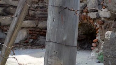 Dikenli tel bir terk edilmiş deprem hasar alanının yanındaki yakın çekim
