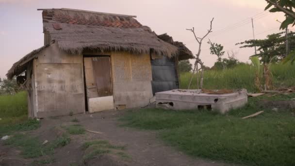 Dolly stabilisce colpo di una casa rustica abbandonata con un materasso scartato — Video Stock