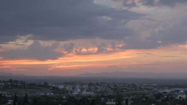 Dramatiska solnedgången timelapse av berg och trafik i San Miguel de Allende — Stockvideo