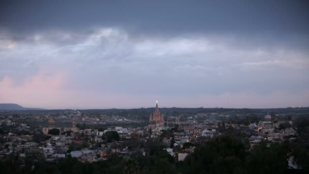 Atardecer de lapso de tiempo de San Miguel de Allende y su iglesia histórica en México — Vídeos de Stock