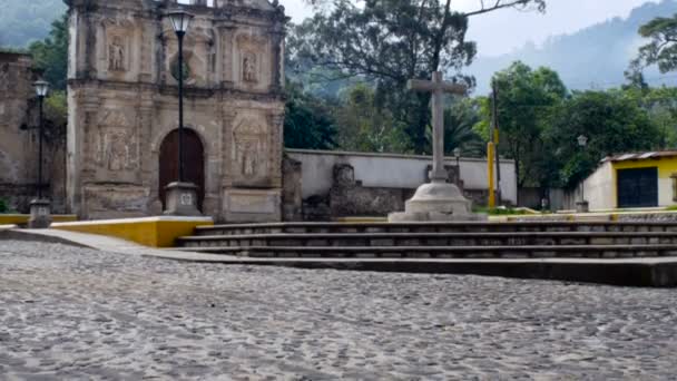 Ett brett skjuten av en gammal kyrka och Tom plaza i Antigua i Guatemala i dag — Stockvideo