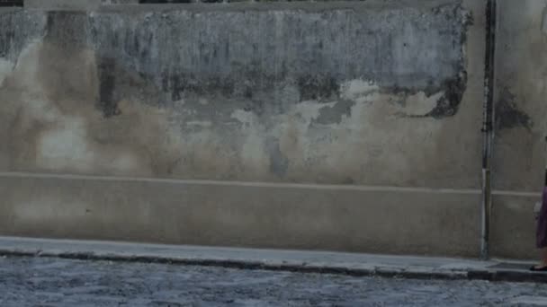 Brett pan upp gamla valv av en förstörd kyrka i Antigua, Guatemala — Stockvideo