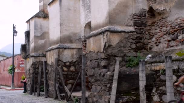 Pan omhoog van een oude kerk in ruïnes in Antigua, Guatemala — Stockvideo