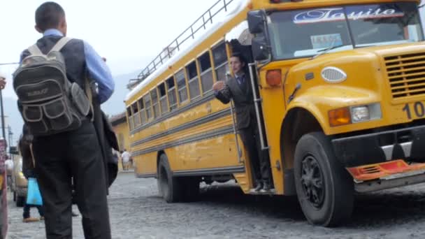 Szkolny autobus zabiera studentów w mieście Antigua dziedzictwa Unesco — Wideo stockowe