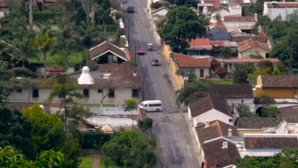 Establecimiento de tiro de tráfico en calles empedradas de América Latina — Vídeos de Stock