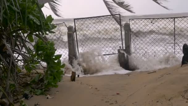 Slow motion van stijgende zeespiegel crashen door een gesloten poort — Stockvideo