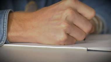 Yazma ve bir kalemle kağıt üzerine çizim adamın el yakın çekim