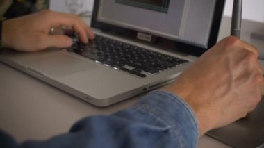 Wacom tablet ve bir bilgisayar kullanarak oluşturma cu Dolly sanatçının eller