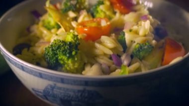 Bir kase - dolly yakın çekim yukarı push taze sebzelerin sağlıklı yemek