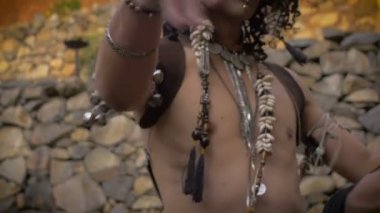 El ve vücut ile bir çekici seksi erkek dansöz dansları.