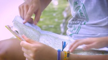 İki genç kadın turist yol haritasına bakmak gibi birlikte seyahat