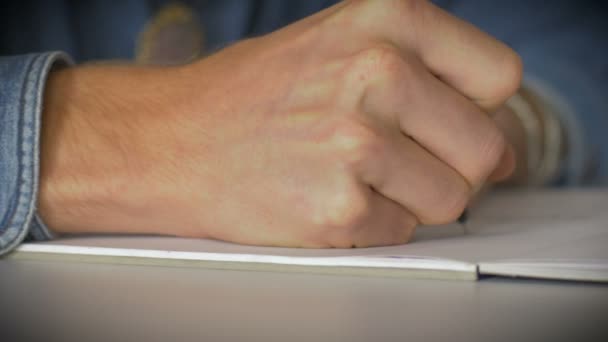 Primo piano della scrittura e del disegno a mano dell'uomo su carta con una penna — Video Stock