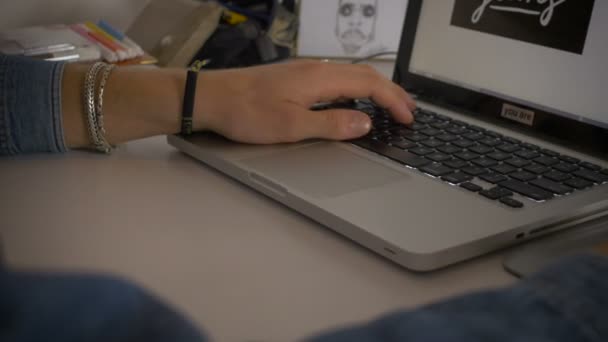 他拍摄的艺术工作洋娃娃使用平板电脑的图形艺术家手的特写. — 图库视频影像