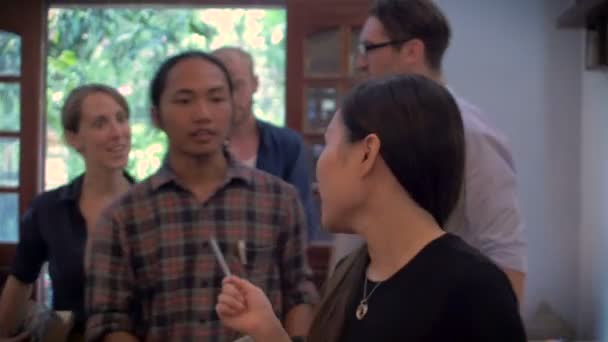 Un groupe ethnique diversifié de jeunes collègues qui entrent ensemble pour commencer à travailler 