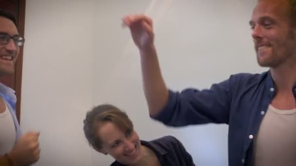 Plan moyen d'un groupe multi ethnique de jeunes professionnels qui célèbrent 