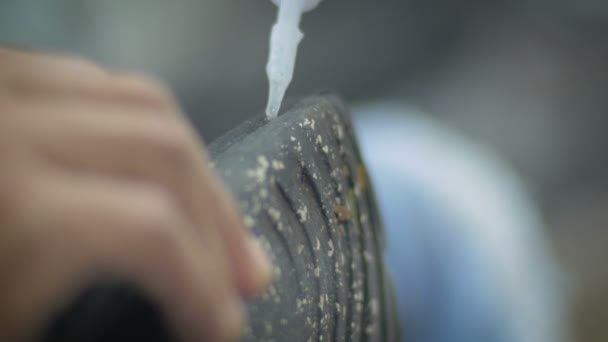 Nahaufnahme einer Hand, die eine Schuhsohle mit geringer Schärfentiefe klebt — Stockvideo