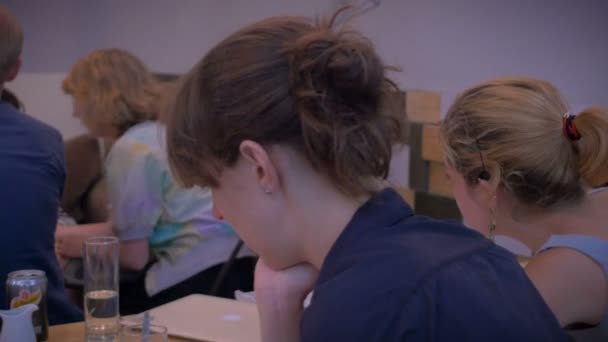 Prise de vue à la main des travailleurs dans un environnement où travaillent des employés vêtus occasionnellement 