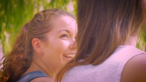 Ręcznych strzał prawdziwych kobiet, śmiech, rozmowy i ciesząc się przyjaźni — Wideo stockowe