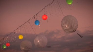 Kırmızı, sarı, yeşil, mavi ve beyaz kağıt fenerler rüzgarda yavaş mo darbe