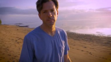 Adam onu sahilde filme durdurmak için kamera hareketleri