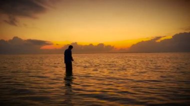 Dua / güneş doğarken meditasyon okyanus ayakta adam silüeti