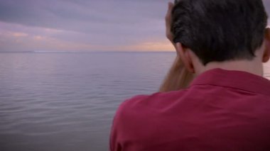 Sahilde endişeli adam hayatı hakkında düşünüyor ve bu contemplates anlamı