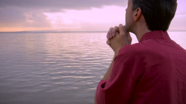 Spinta palmare dell'uomo che prega e alza lo sguardo al cielo — Video Stock