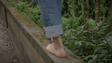 Yürüyüş ve bir köprü kenarında Dengeleme çıplak ayak